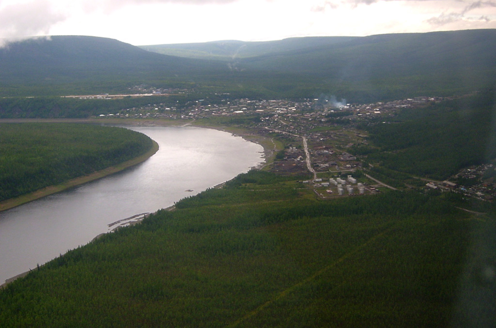 Вид на Подкаменную Тунгуску (по течению) и посёлок Байкит с востока на запад
