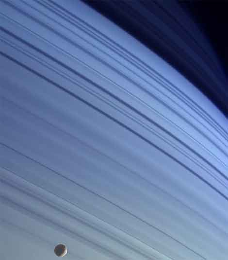 Мимас на голубом фоне северного полушария Сатурна