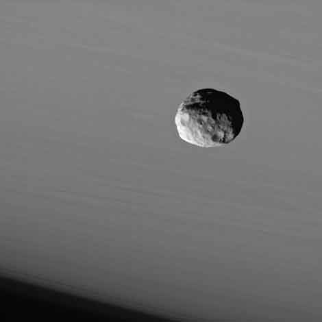 Янус на фоне Сатурна