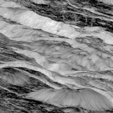 Хребты и разломы на Дионе - спутнике Сатурна