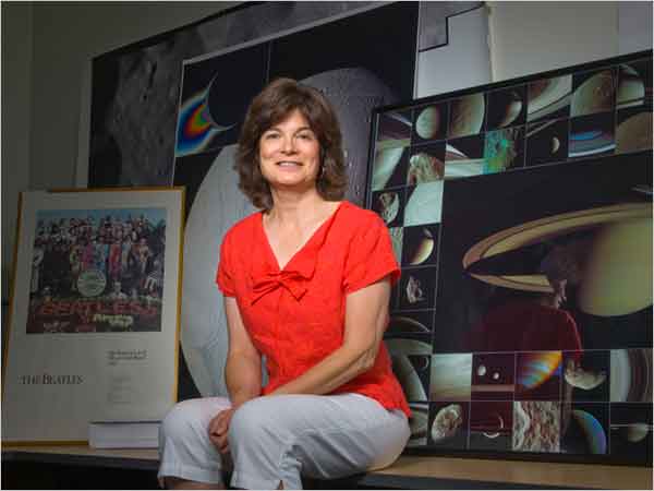 Доктор Каролин Порко (Carolyn Porco) — научный руководитель группы управления камерами наблюдения космического аппарата   Cassini