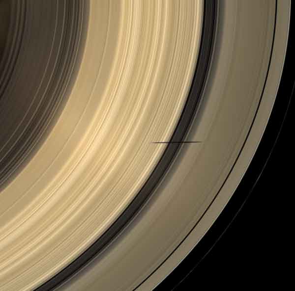 Тень спутника Сатурна Мимаса на кольцах 8 апреля 2009 (фото Cassini)
